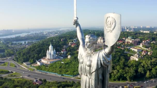 Vista aérea del monumento a la Madre Patria en Kiev. — Vídeos de Stock