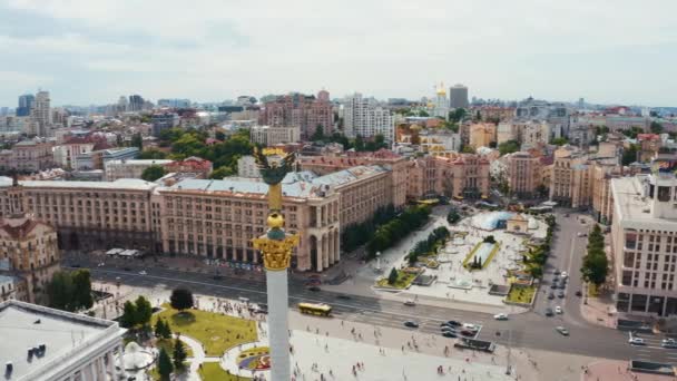 Aerial view of the Kyiv Ukraine above Maidan Nezalezhnosti Independence Monument. — Stock Video