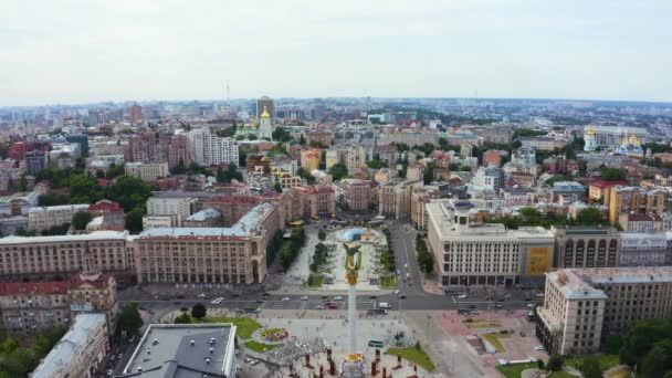Aerial view of the Kyiv Ukraine above Maidan Nezalezhnosti Independence Monument. — Stock Video