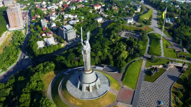 Vista aérea do monumento da Mãe Pátria em Kiev. — Vídeo de Stock