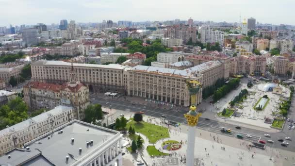 Aerial view of the Kyiv Ukraine above Maidan Nezalezhnosti Independence Monument. — Stock Video