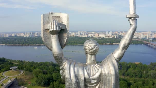 Vista aérea del monumento a la Madre Patria en Kiev. — Vídeos de Stock