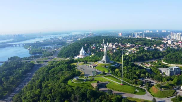 Vista aérea do monumento da Mãe Pátria em Kiev. — Vídeo de Stock