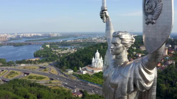 Vista aérea do monumento da Mãe Pátria em Kiev. — Vídeo de Stock