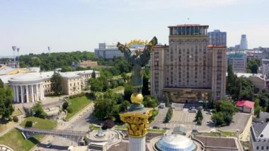 Meydan Nezalezhnosti Bağımsızlık Anıtı üzerindeki Kyiv Ukrayna 'nın havadan görünüşü.