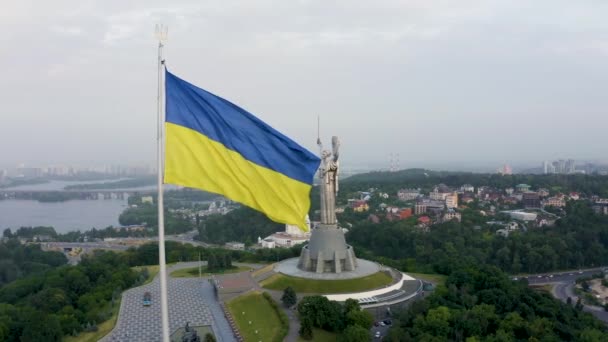 Luchtfoto van de Oekraïense vlag wapperend in de wind tegen de stad Kiev — Stockvideo
