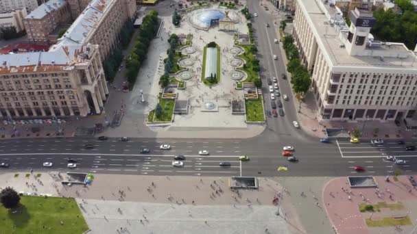 Vista aérea de Kiev Ucrania por encima de Maidan Nezalezhnosti Monumento a la Independencia. — Vídeos de Stock