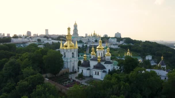 Kouzelný letecký pohled na kyjevský klášter Lavra Pechersk — Stock video