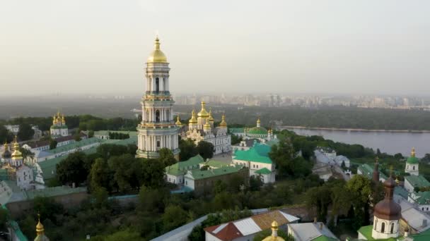 Magical aerial view of the Kiev Pechersk Lavra Monastery — Stock Video