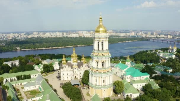 Vista aérea mágica do Mosteiro de Kiev Pechersk Lavra — Vídeo de Stock