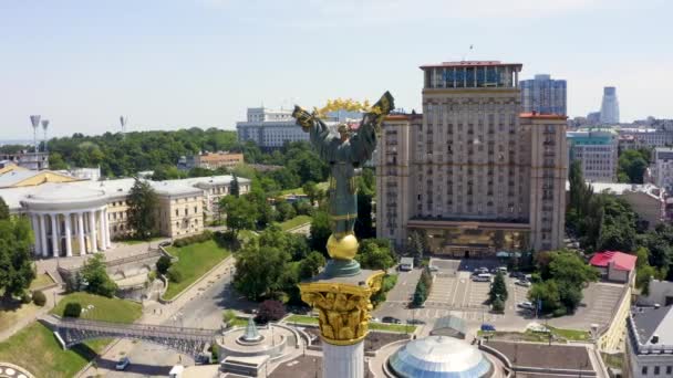 Aerial view of the Kyiv Ukraine above Maidan Nezalezhnosti Independence Monument. — Stock Video