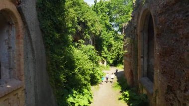 Tarihi harabe şato ve savaş kalesi üzerinde hava manzarası. 