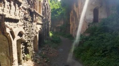 Tarihi harabe şato ve savaş kalesi üzerinde hava manzarası. 