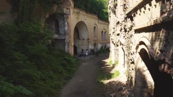 역사적으로 파괴된 성 과 전쟁 요새를 공중에서 내려다본 모습. — 비디오