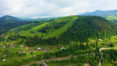 Sabahın köründe bir çiftliğin etrafında parlak bir kırsal alan. Hava görünümü.