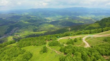 Rosa Khutor plato, binalar, yamaçlar ve sandalye asansörleri. 