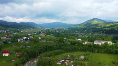 Mavi gökyüzünün altındaki yeşil kırsal alanın havadan görünüşü.