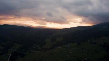 Peloponnese, Yunanistan Dağların üzerinden güzel günbatımı renkleri.