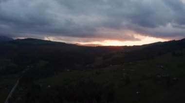 Peloponnese, Yunanistan Dağların üzerinden güzel günbatımı renkleri.