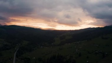 Gün batımında bulutların üzerinde dağ zirvesinin güzel hava manzarası