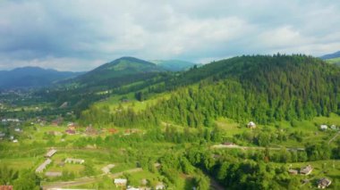 Sabahın köründe bir çiftliğin etrafında parlak bir kırsal alan. Hava görünümü.