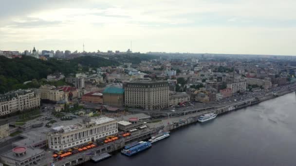 Yukarıdan Kiev yaya köprüsünün havadan görünüşü, Kyiv silueti — Stok video