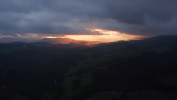 Bela paisagem aérea de pico de montanha ao pôr do sol acima das nuvens — Vídeo de Stock