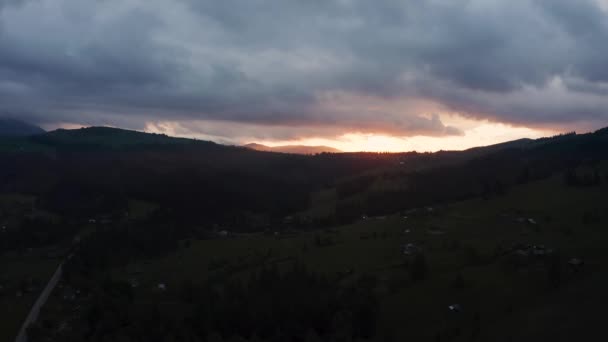 Prachtige zonsondergang kleuren over de bergen van de Peloponnesos, Griekenland. — Stockvideo