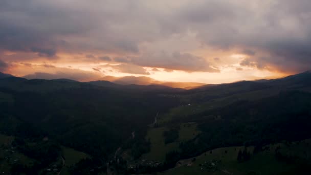 Bela paisagem aérea de pico de montanha ao pôr do sol acima das nuvens — Vídeo de Stock