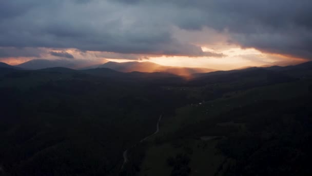 Prachtige zonsondergang kleuren over de bergen van de Peloponnesos, Griekenland. — Stockvideo