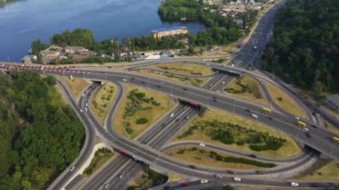 Bulutlu bir günde şehrin havadan görünüşü ve üst geçidi