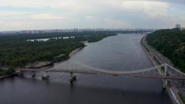 Yukarıdan Kiev yaya köprüsünün havadan görünüşü, Kyiv silueti