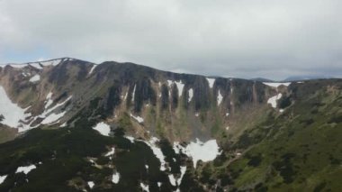 Renkli bahar günbatımının dağ sıraları üzerindeki hava manzarası.