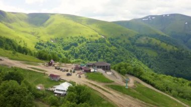 Rosa Khutor plato, binalar, yamaçlar ve sandalye asansörleri. 