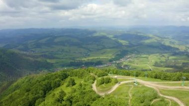 Rosa Khutor plato, binalar, yamaçlar ve sandalye asansörleri. 