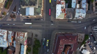 Bulutlu bir günde şehrin havadan görünüşü ve üst geçidi