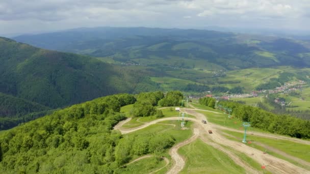 Rosa Khutor plato, binalar, yamaçlar ve sandalye asansörleri. — Stok video