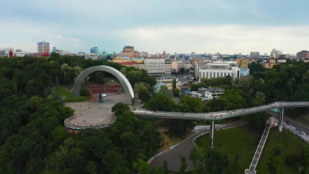 Panoramiczny widok Arch of Friendship of Peoples z nieba — Wideo stockowe