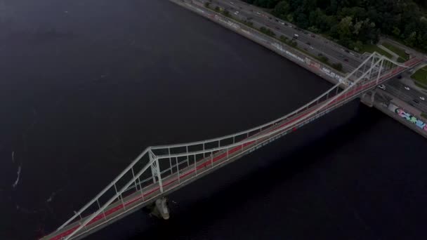 Vista aerea dall'alto del ponte pedonale di Kiev, skyline di Kiev — Video Stock