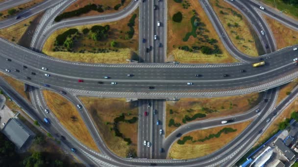 Αεροφωτογραφία του αυτοκινητόδρομου και της γέφυρας στην πόλη σε μια συννεφιασμένη ημέρα — Αρχείο Βίντεο