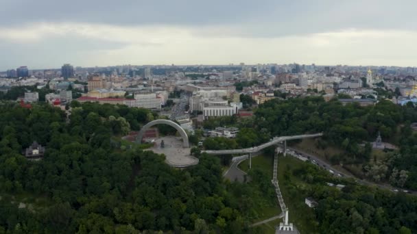 Vista panorámica del Arco de la Amistad de los Pueblos desde el cielo — Vídeo de stock