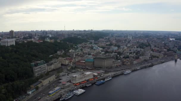 Vista superior aérea da ponte pedonal de Kiev de cima, horizonte de Kiev — Vídeo de Stock