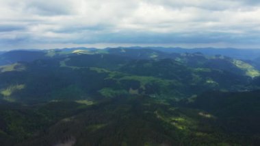 Alplerdeki cennet manzarasının panoramik hava manzarası