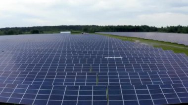 Güneş fotovoltaik enerji istasyonunun hava görüntüsü. 