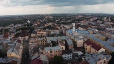 Batı Ukrayna 'dan Chernivtsi şehrinin güzel hava manzarası.