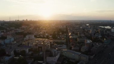 Kyiv 'in hava görüntüsü. Şehir merkezine yakın güzel sokaklar..
