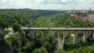 Kamyanets-Podilskyi 'deki vadi ve orman üzerindeki devasa taş köprü.