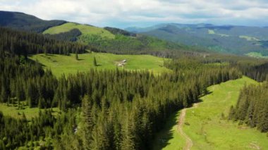 Alplerdeki cennet manzarasının panoramik hava manzarası