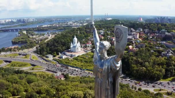 Vista aérea del monumento a la Madre Patria en Kiev. — Vídeos de Stock