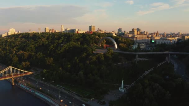 Vista aérea de la vista de Kiev. Hermosas calles cerca del centro de la ciudad. — Vídeo de stock